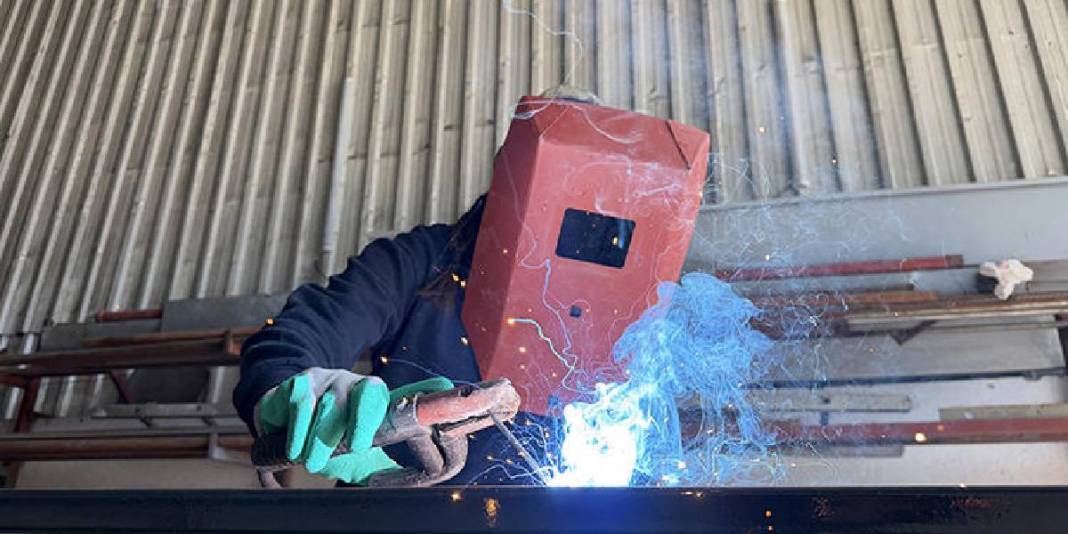 ‘Baba mesleğine’ kadın eli dokunuşu: 22 yaşında demire şekil veriyor 4